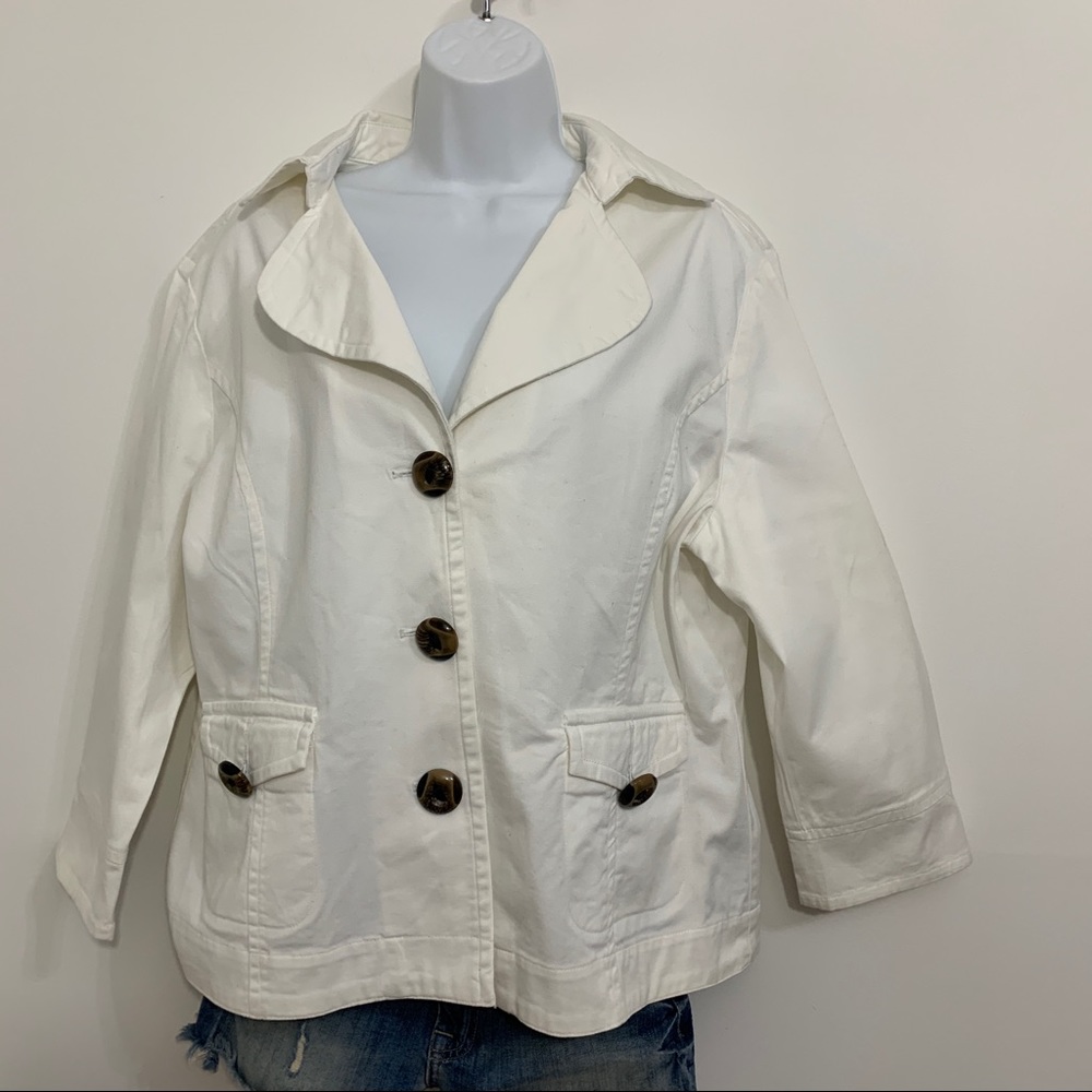 White lightweight jacket by AMI. Size Xlarge